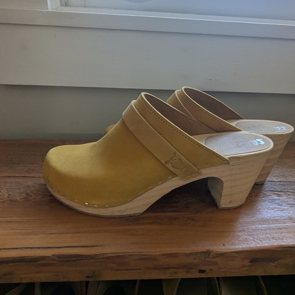 Sandgrens Shoes - Sandrens Yellow leather Clogs EUC size 9 39